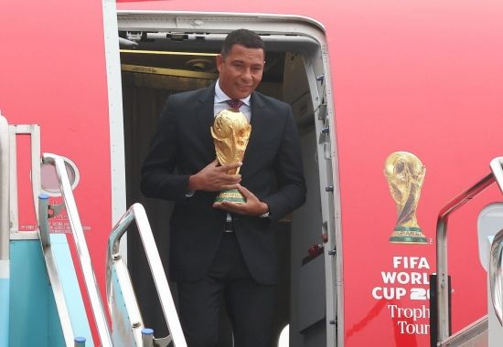 [포토] 브라질 전 축구 국대 지우베르투 시우바, 월트컵 오리지널 트로피 공개