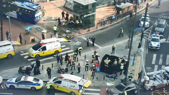 서울 서대문역 인근 건물로 버스 돌진…13명 부상