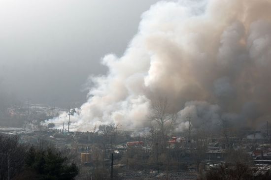 소방청 "구룡마을 화재 완진…인명피해 없어"