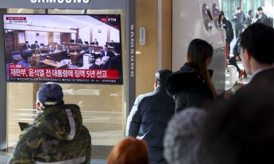 [포토] 윤석열 전 대통령, 체포 방해 1심 징역 5년 선고