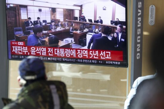 尹, 공수처 ‘체포 방해’ 등 혐의 1심 징역 5년(종합)