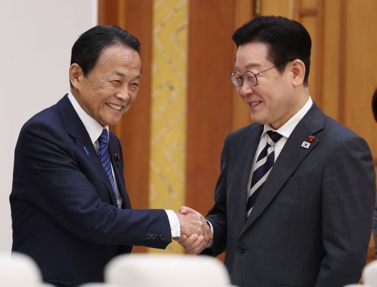 이 대통령, 아소 전 총리 접견…"국민들 한일관계 나아지는 것 기대"