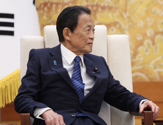 아소 다로 "한국 핵추진 잠수함 도입 안보의 새 본보기"