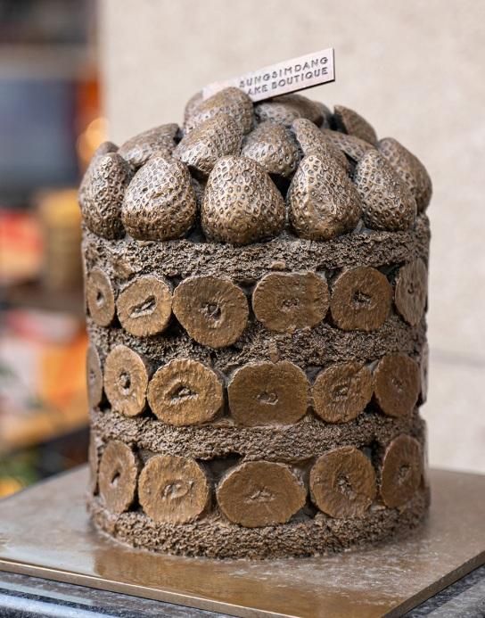 6시간 줄 서도 못 샀던 그 케이크…매장 앞 동상으로 등장