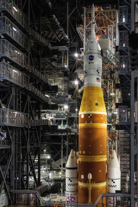 美, 이르면 다음달 54년만의 달궤도 유인비행