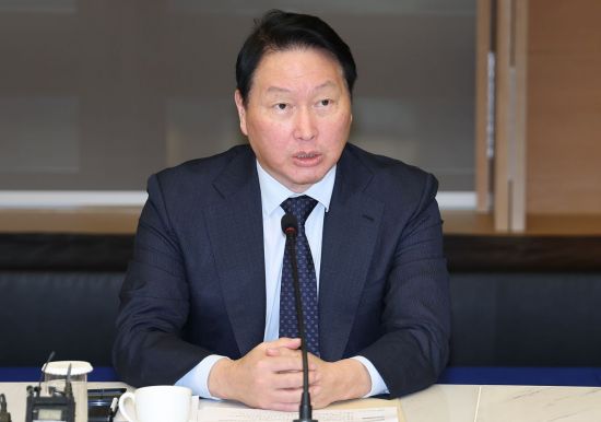 최태원 "한국 경제 성장 불씨 약해져…정책 패러다임 바꿔야"