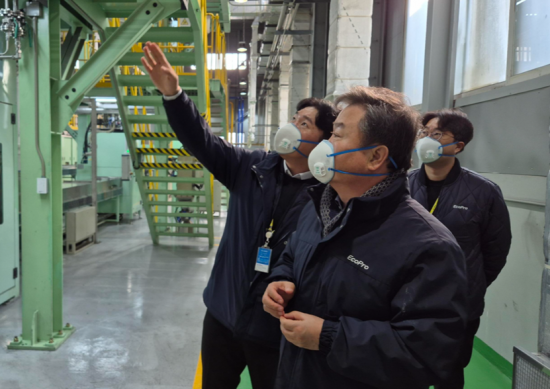 "전고체 시대 대비하자" 이동채 에코프로 창업주, 연구 현장 찾아