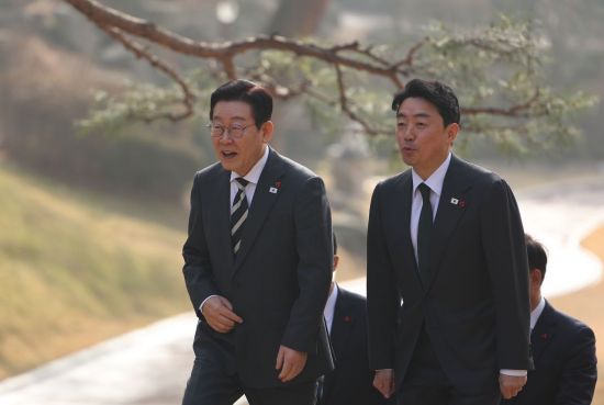 [폴폴뉴스]李대통령·민주당 지지율 동반하락…檢개혁 논란 악재 작용