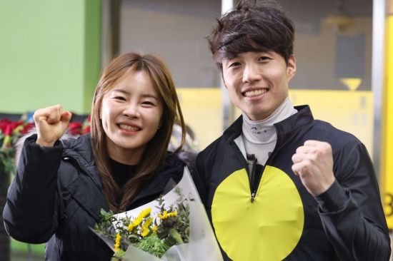 남편은 고삐 잡고 아내는 조교사… '경마 커플' 첫 승