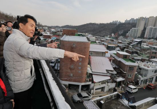 10년간 횡보 '신림7구역', 1400가구 재개발 속도낸다…오세훈 "사업성 개선 약속"