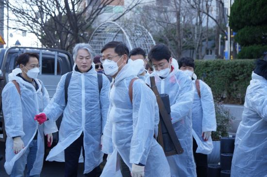 헌혈하고 연탄 배달한 그들… 부산항만공사, 창립 22주년 노사 봉사 펼쳐