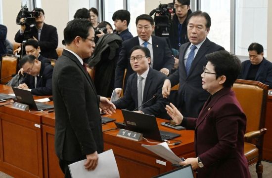 [포토]  이혜훈 청문회 ‘파행’…여야 대치 이어져