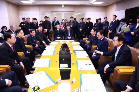 “허리 이어야 대한민국 산다”… 울진군, 동서횡단철도 국가철도망 반영 촉구 공동건의문 제출