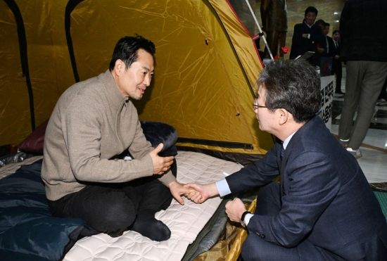 [포토] 유승민 '단식 6일차' 장동혁 찾아 "생각 달라도 머리 맞대야"