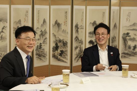 金총리, 산은 회장 만나 "첨단전략산업 지원·산업구조 재편" 역할 당부