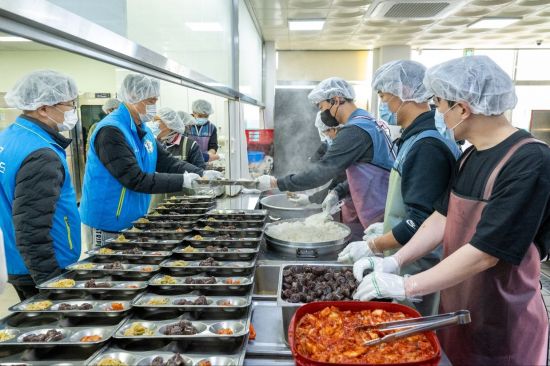 "한파를 녹이는 따뜻한 한끼"…광양제철소,새해맞이 어르신 급식봉사 실시