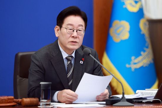 李대통령 "6개월 후 추가 업무보고 땐, 잘잘못 따져 엄중 문책"