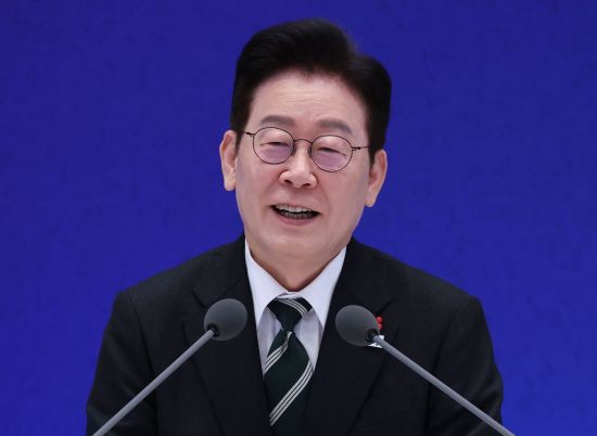 李 "환율 1400원 전후 떨어질 것, 부동산 세제 불가피하면 동원"(종합)