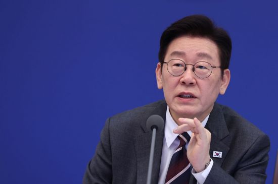 李대통령 "'똘똘한 한 채'로 갈아타기요? 주거용 아니면 안 하는 게 이익"