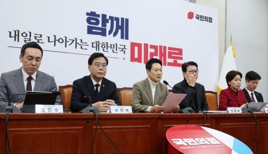 장동혁 "李 정부, 기업 손발묶고 호통…조폭이 보호세 걷는 꼴"