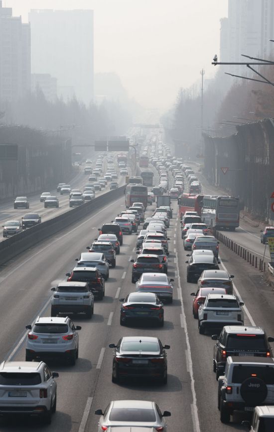설날 오후 '귀경 전쟁' 계속…부산→서울 7시간 10분, 정체 내일 새벽까지