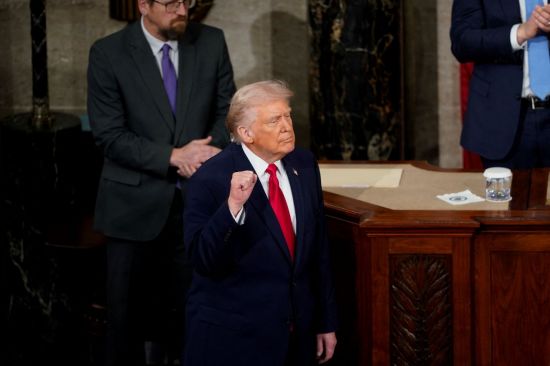 '역대 최장' 108분 트럼프 국정연설 "팩트 대신 쇼맨십"