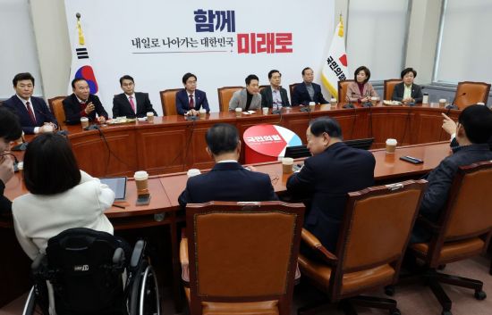 장동혁, 중진 의원과 회동…"이대로 선거 어렵다" 노선 재정비 압박