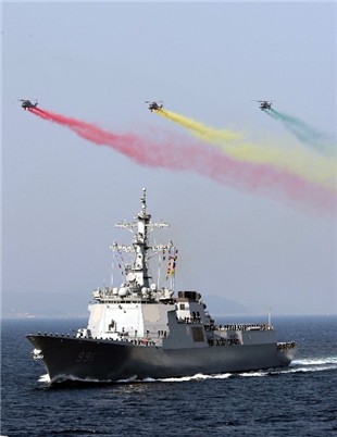 2008 대한민국 국제관함식  해상사열 리허설에서 대잠헬기가 비행하는 가운데 대한민국 해군 최초의 이지스 구축함인 세종대왕함(7600t)이 위용을 자랑하고 있다. 연합뉴스 제공