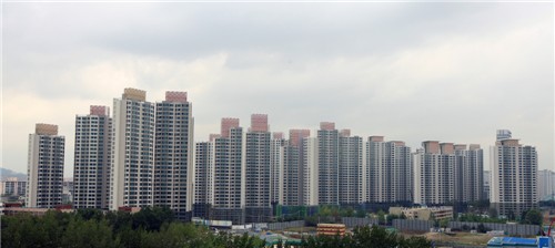 가까운 학군 덕에 인근 '반포자이'보다 높은 매매가를 유지하는 서초구 '반포 래미안 퍼스티지' 단지 전경.