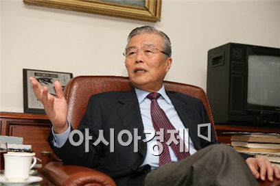김종인, "'MB정부 핵심 용퇴론'에 변함없다"