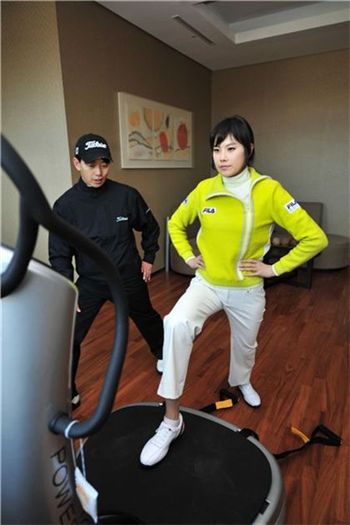  <사진1> 김현정씨가 파워플레이트를 통해 근육운동을 하고 있다. 짧은 시간에 강력한 효과를 얻을 수 있다.