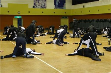  국가대표팀 선수들이 체육관에서 파워스트레칭을 하고 있다. 