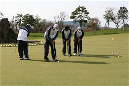  국가대표 선수들이 골프장 그린에서 실전 퍼팅훈련을 하고 있는 모습. 