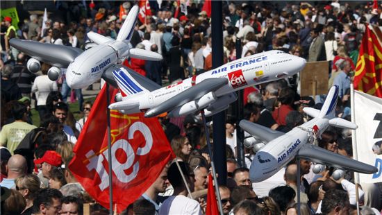 佛 에어프랑스 임원 폭행하고 옷 찢은 노조간부 해고돼