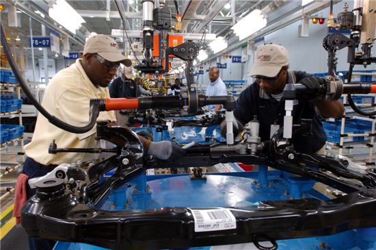 Local workers are assembling chassis modules at Hyundai Mobis' parts plant in Alabama, USA. <Photo by Hyundai Mobis>