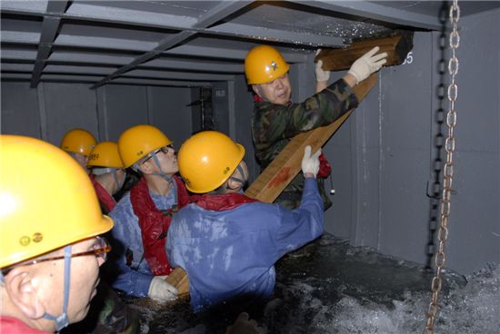 [화보] 천지함 소화·방수훈련