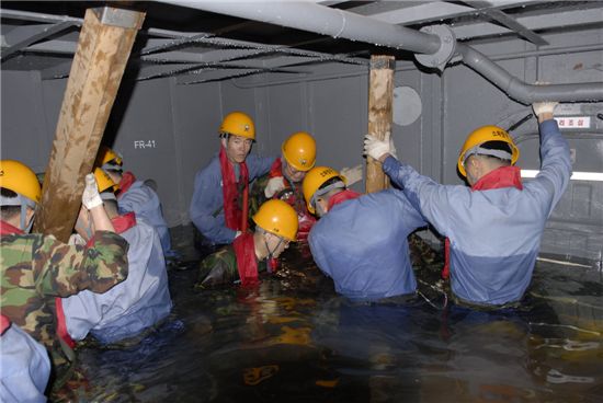 [화보] 천지함 소화·방수훈련