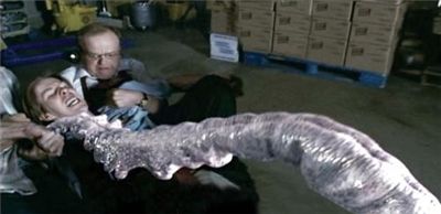 문어다리괴물의 공격을 받는 사람들.