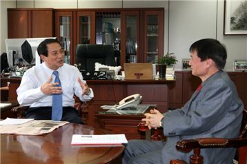 권태균 조달청장(왼쪽)이 아시아경제신문 왕성상 본부장에게 취임 100일 동안 해온 업무를 설명하고 있다. 
