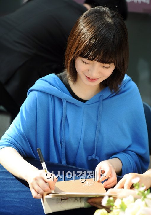 [포토]정성스레 사인하는 구혜선