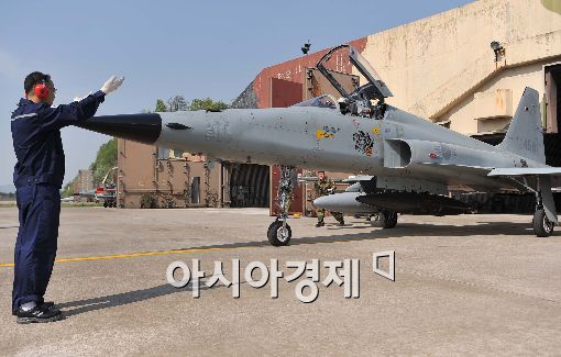 공군전투기 무단촬영 10대 중국인 "아버지 공안" 진술