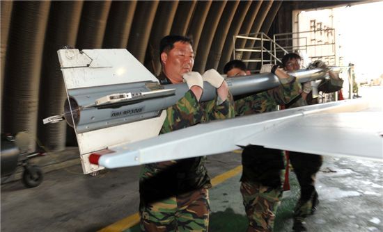 열추적 항공유도탄인 AIM-9 공대공미사일을 장착하기 위해 "전방통제"라는 무장반장의 구호와 함께 이글루 전방의 위험물질을 제거한 뒤 미사일을 들어올리고 있다.