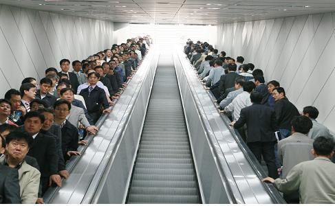 사람들이 지하철역 내 설치된 에스컬레이터를 타고 이동 중이다.