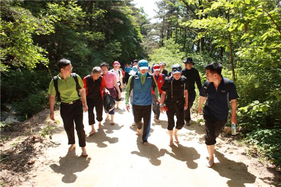 [하루만보 하루천자]맨발걷기 입문…천천히 안전하게