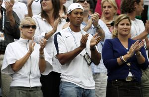  로저 페더러의 테니스 경기를 지켜보고 있는 타이거 우즈(가운데)의 모습. 왼쪽이 부인 엘렌.