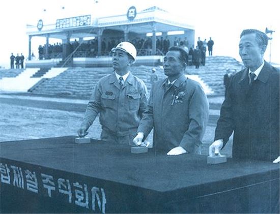1970년, 포항제철소 1기 고로 착공식 당시 (왼쪽부터)박태준 사장, 박정희 대통령, 김학렬 부총리가 착송 버튼을 누르는 모습(사진= 포스코)