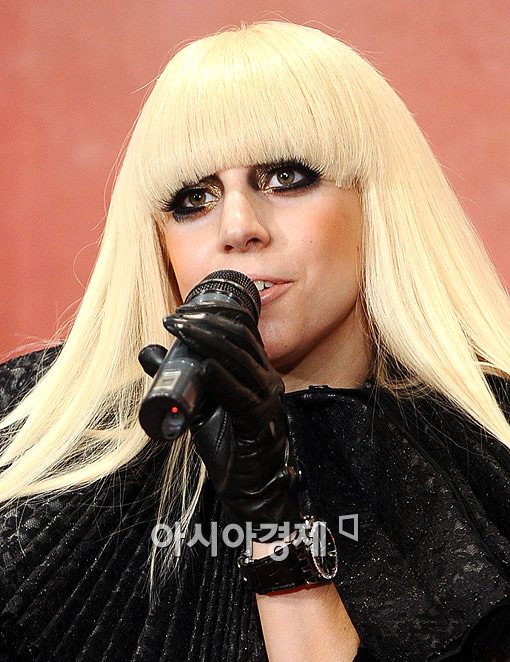 "동성애 미화 웬 말?" '19금' 레이디가가 공연 초비상