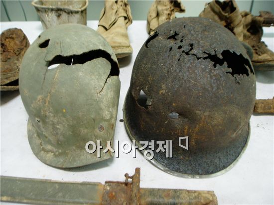 유해 발견지점에서 같이 묻혀있었던 철모. 60여년전 치열했던 전투를 설명해주고 있다.