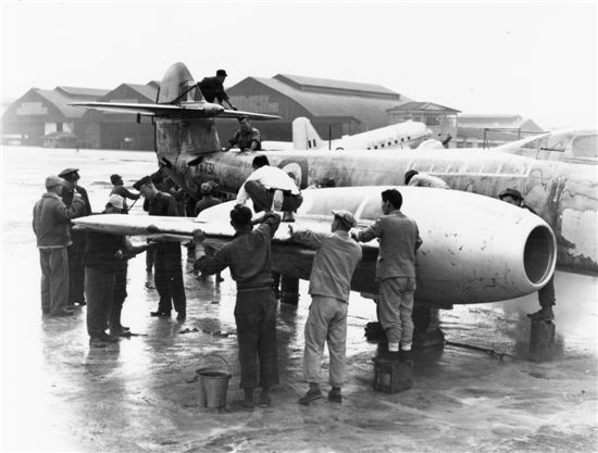 1951년 3월 일본 이와쿠니 기지에서 호주 공군 정비사들이 글로스터 미티어 제트기를 세척하고 있다.

