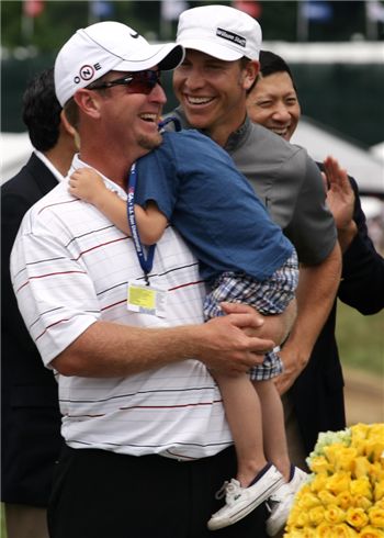  데이비드 듀발(왼쪽)이 US오픈 공동 2위에 오른 직후 아들 브라이든을 안고 활짝 웃고 있는 모습.